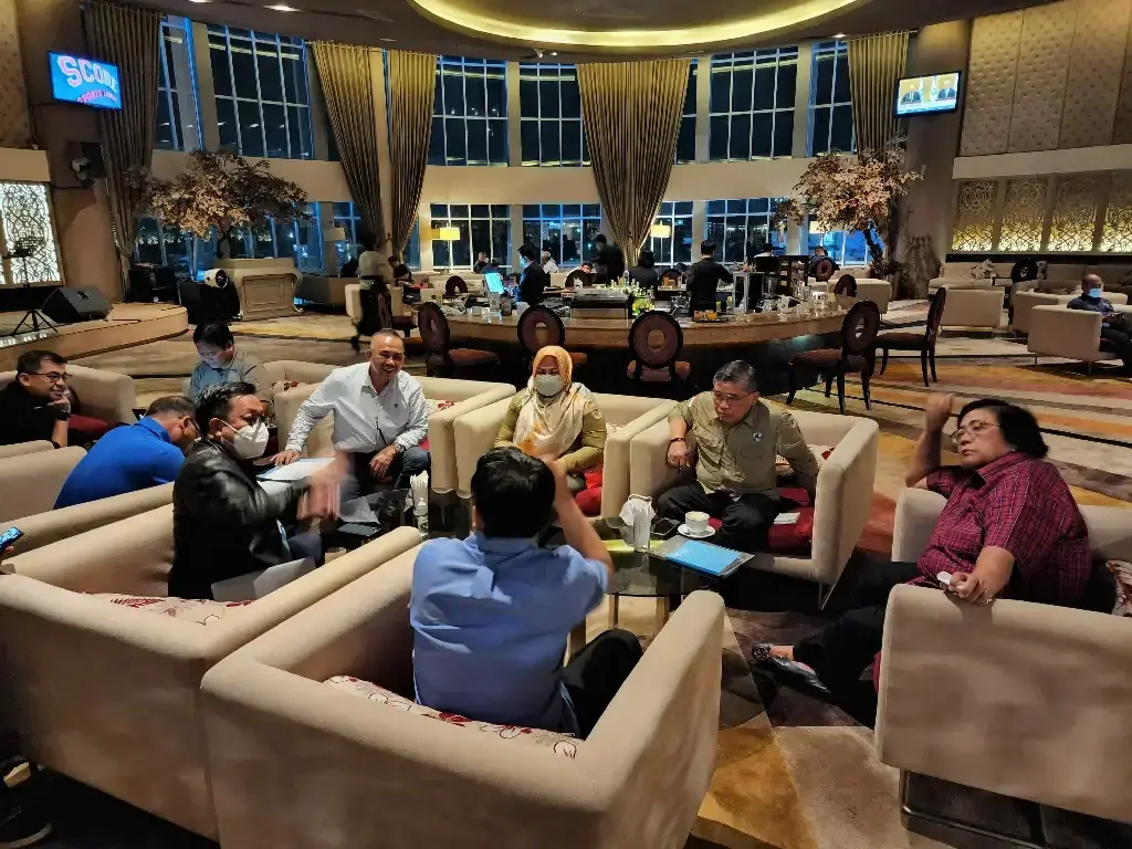 Tim Rasyifa Group sedang berdiskusi di lokasi proyek